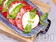 Рецепта Лятна салата Капрезе с розови домати, моцарела и пресен босилек